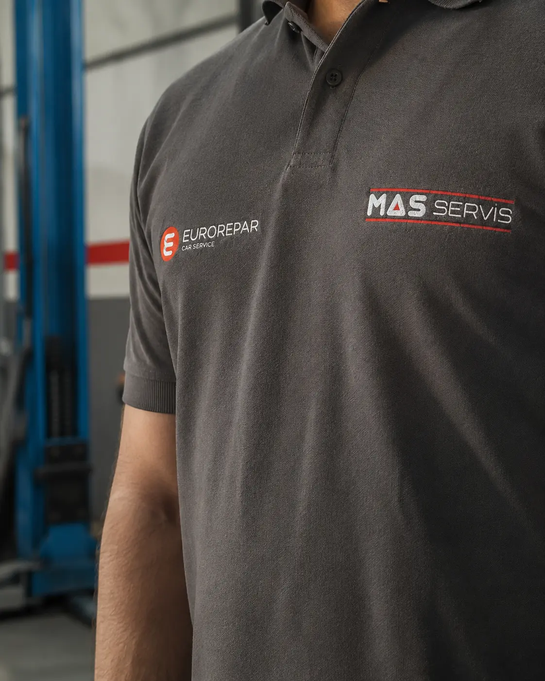 MAS Servis teknisyeni, Eurorepar Car Service ve MAS Servis logolu iş kıyafetiyle
